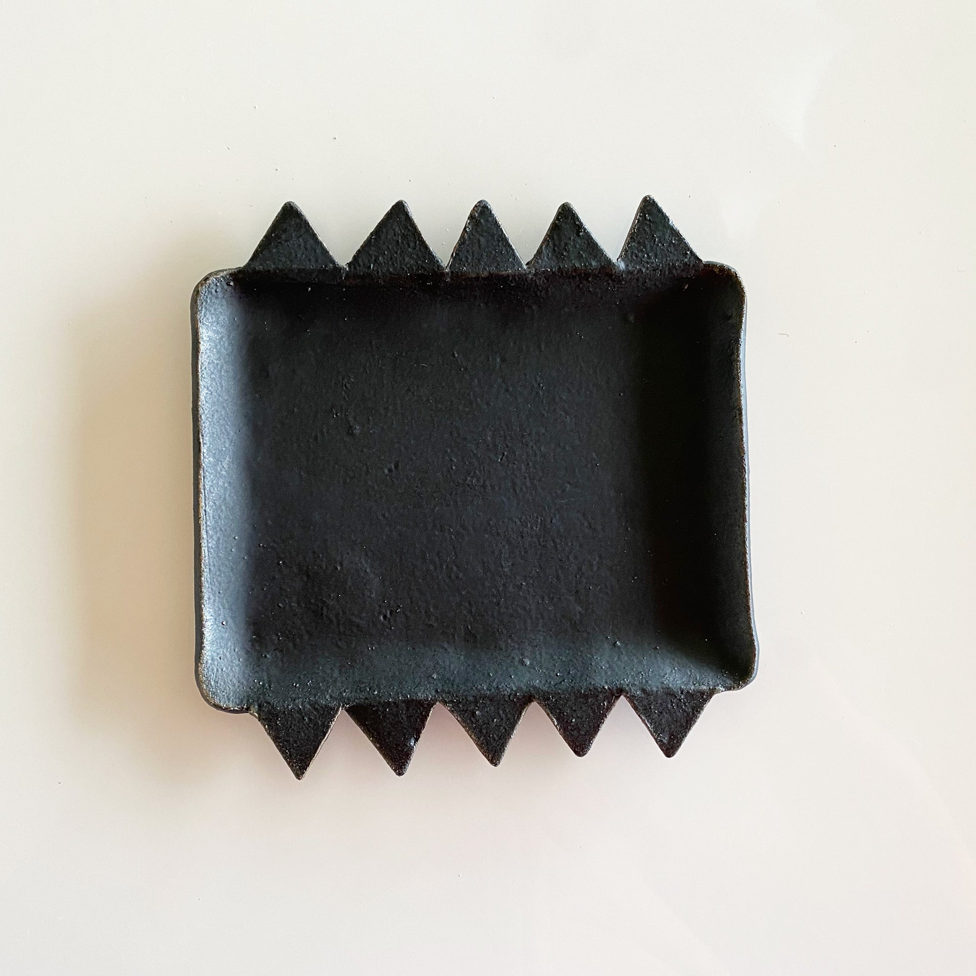 Salto-spiketray2-blk Spikey Tray - Black - Image 1