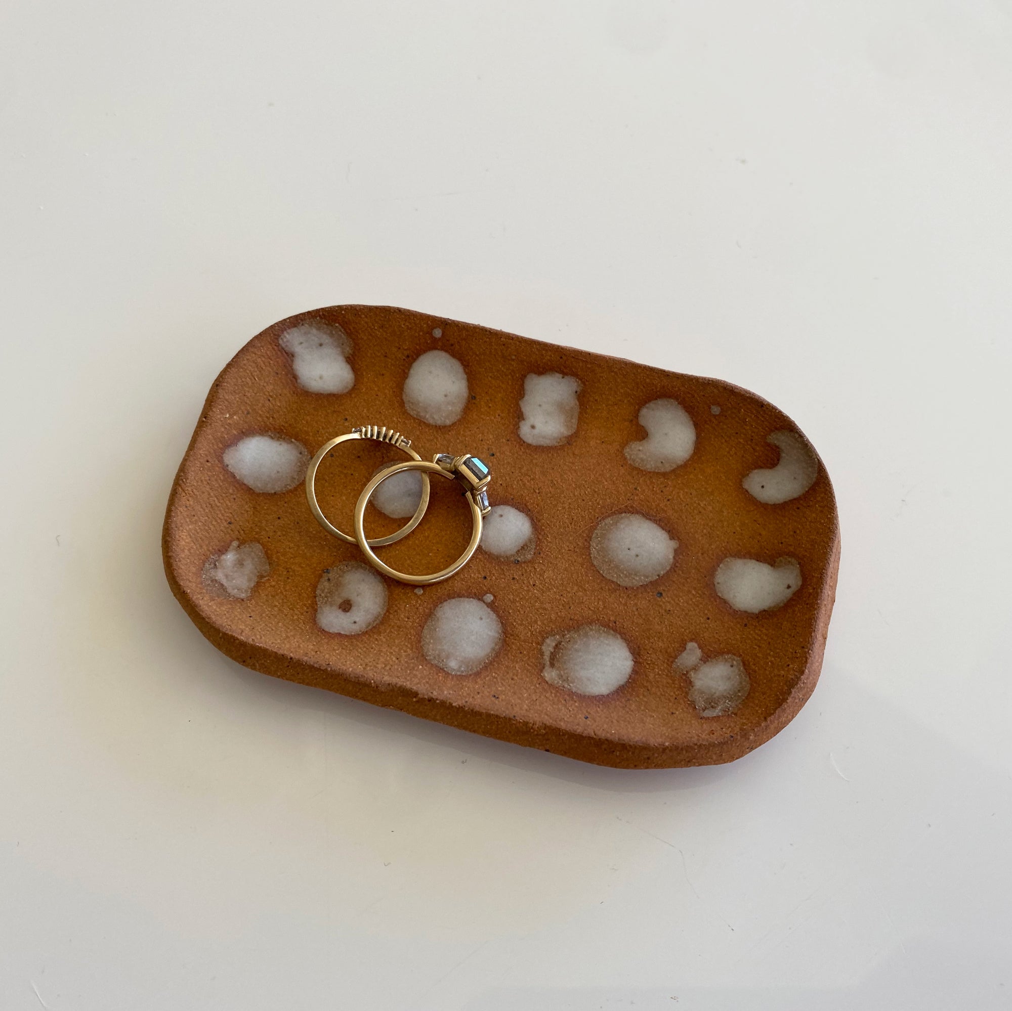 salto-browndotdish1 Brown & White Dotted Tray - Image 1