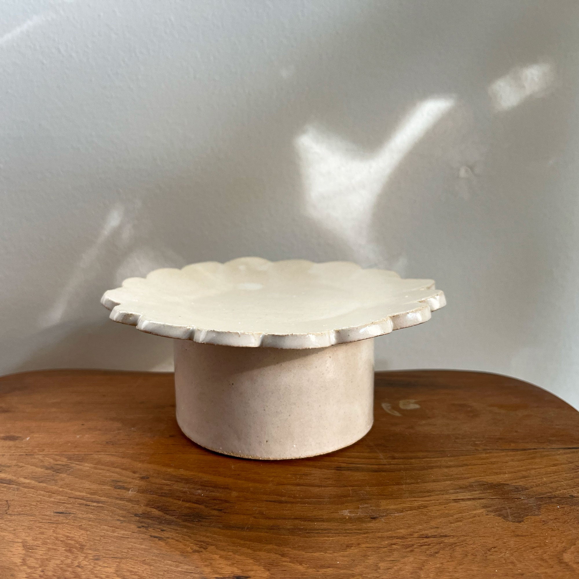 salto-choose-scallopped0 Petite Scalloped Pedestal Plate - Image 1