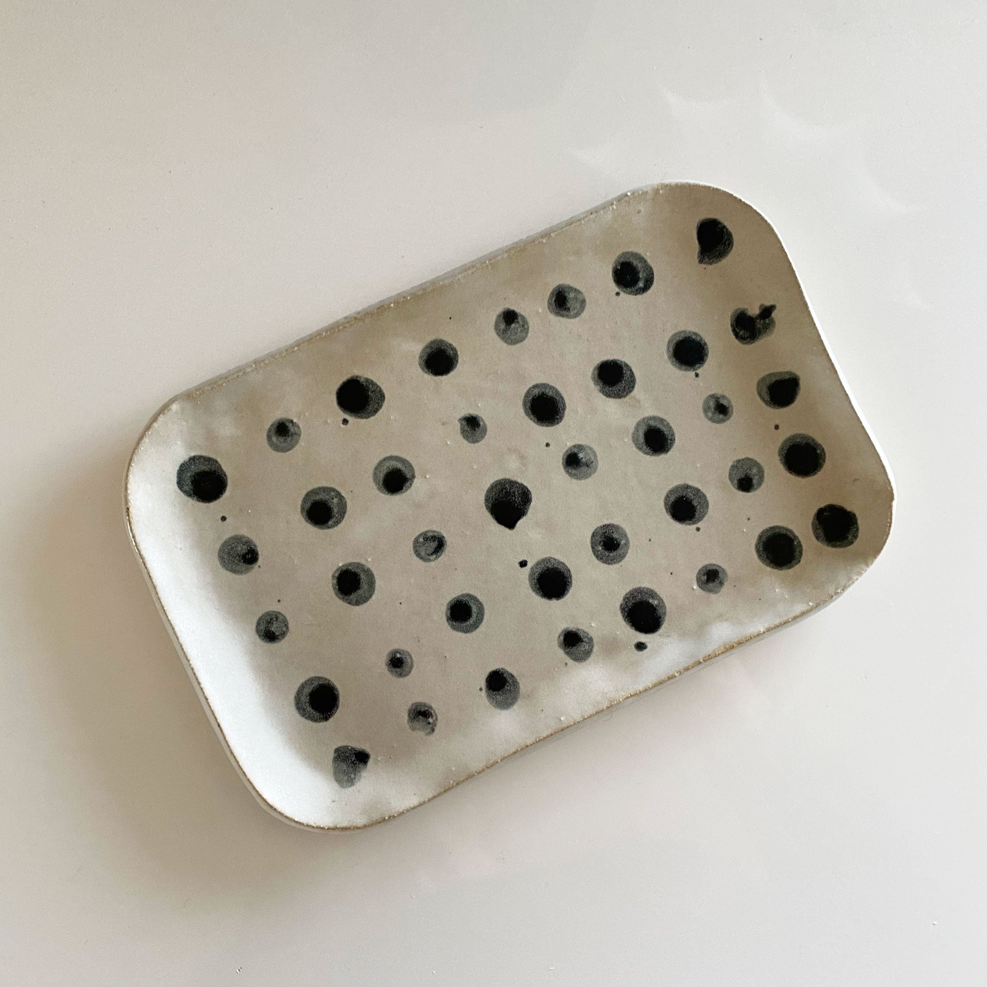salto-dottray-blk-2 Rectangle Dotted Dish - Black and White - Image 1
