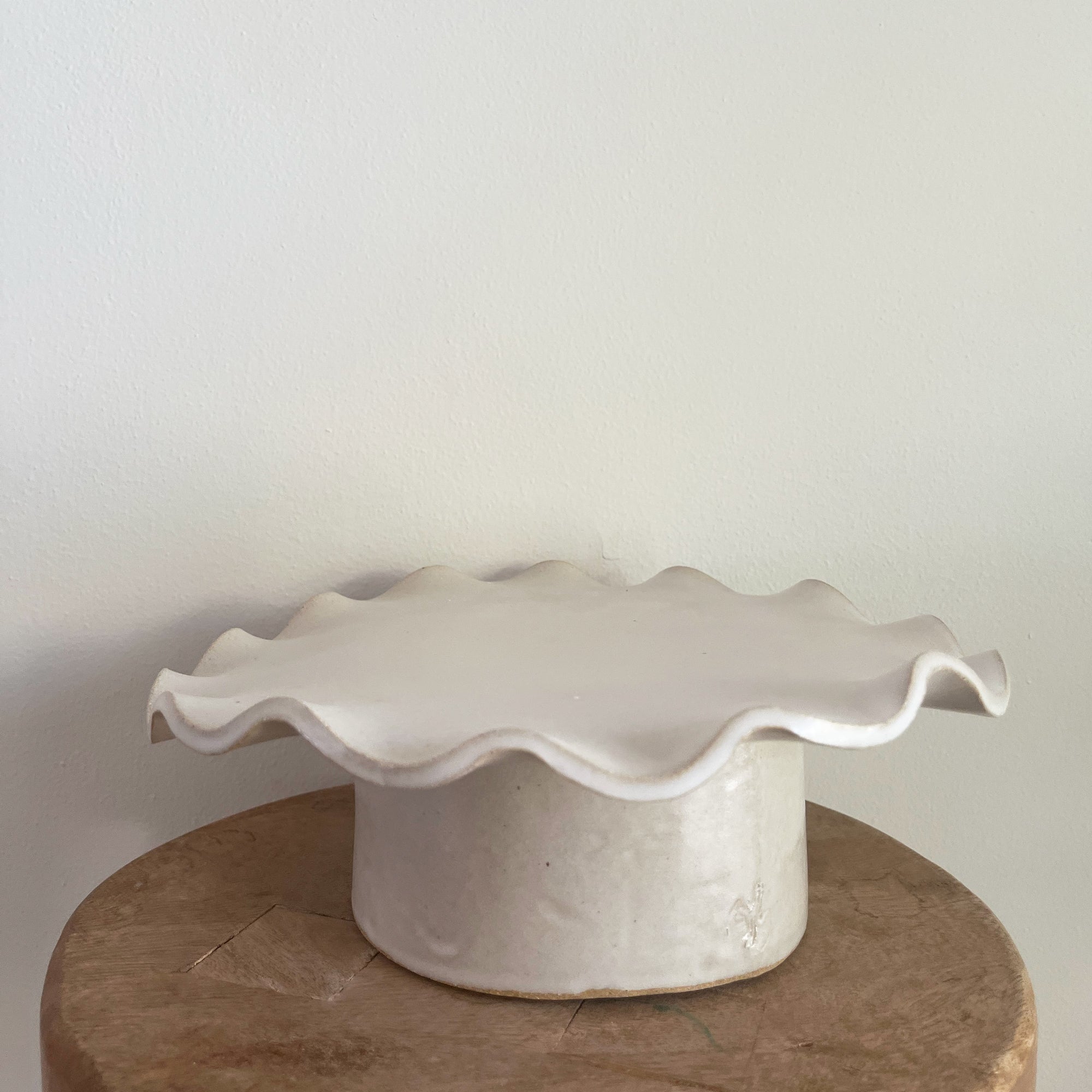 salto-oopsrufflepedlg1_cfbd9632-a0ef-44a7-820f-d77d8c969b9b OOPS! Ruffle Pedestal Plate - Large - Image 1