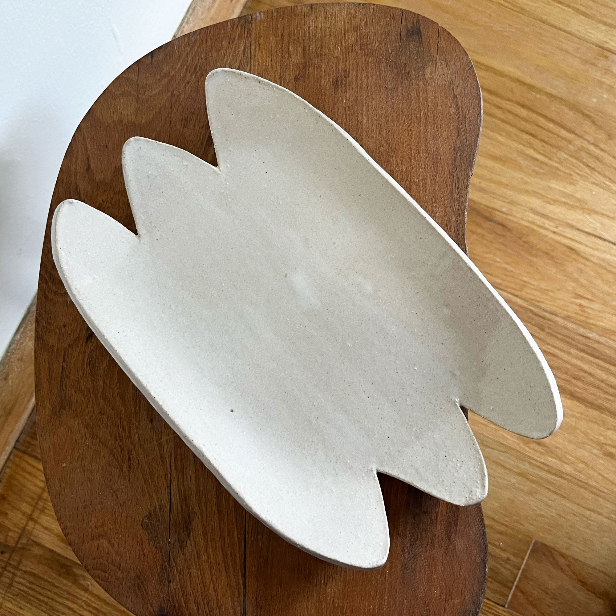 salto-petaldish3_8ac06b26-e42b-451d-945e-b636802aa73e Irregular Spiky Scallop Tray - White - Image 1
