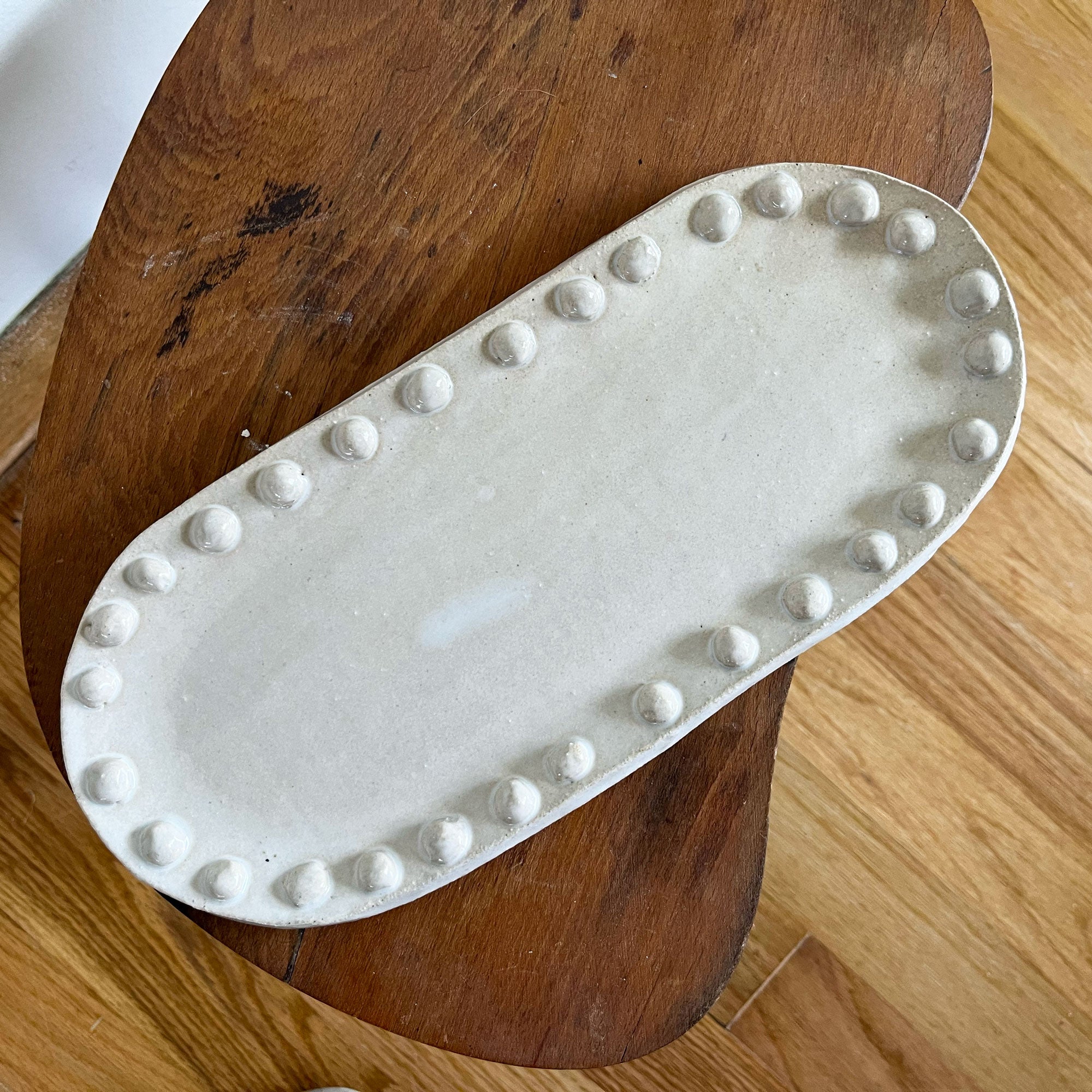 salto-pillshape-bumps2 Bump Rim PIll-Shaped Tray - White - Image 1