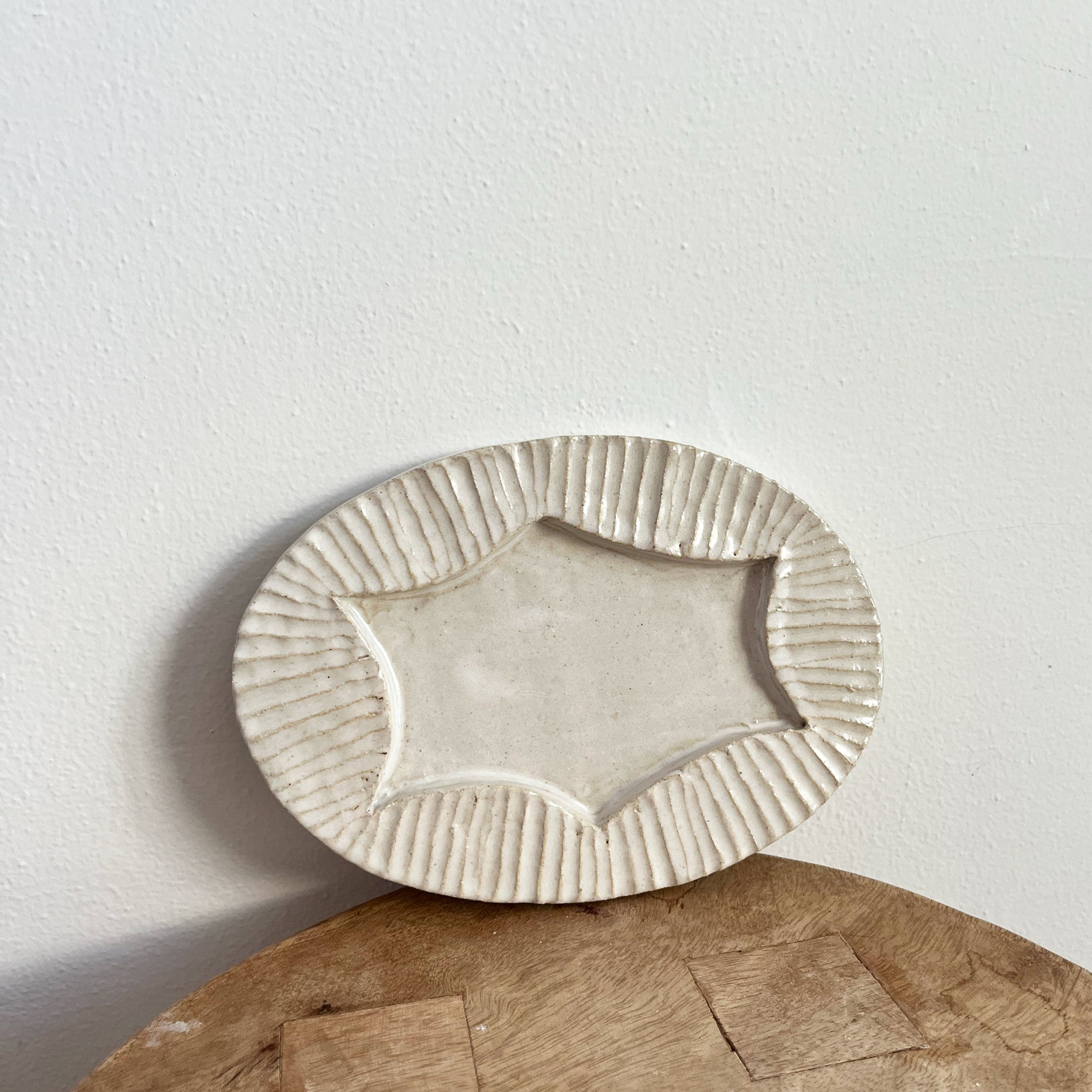 salto-ribtray1 Chunky Carved Tray - Image 1