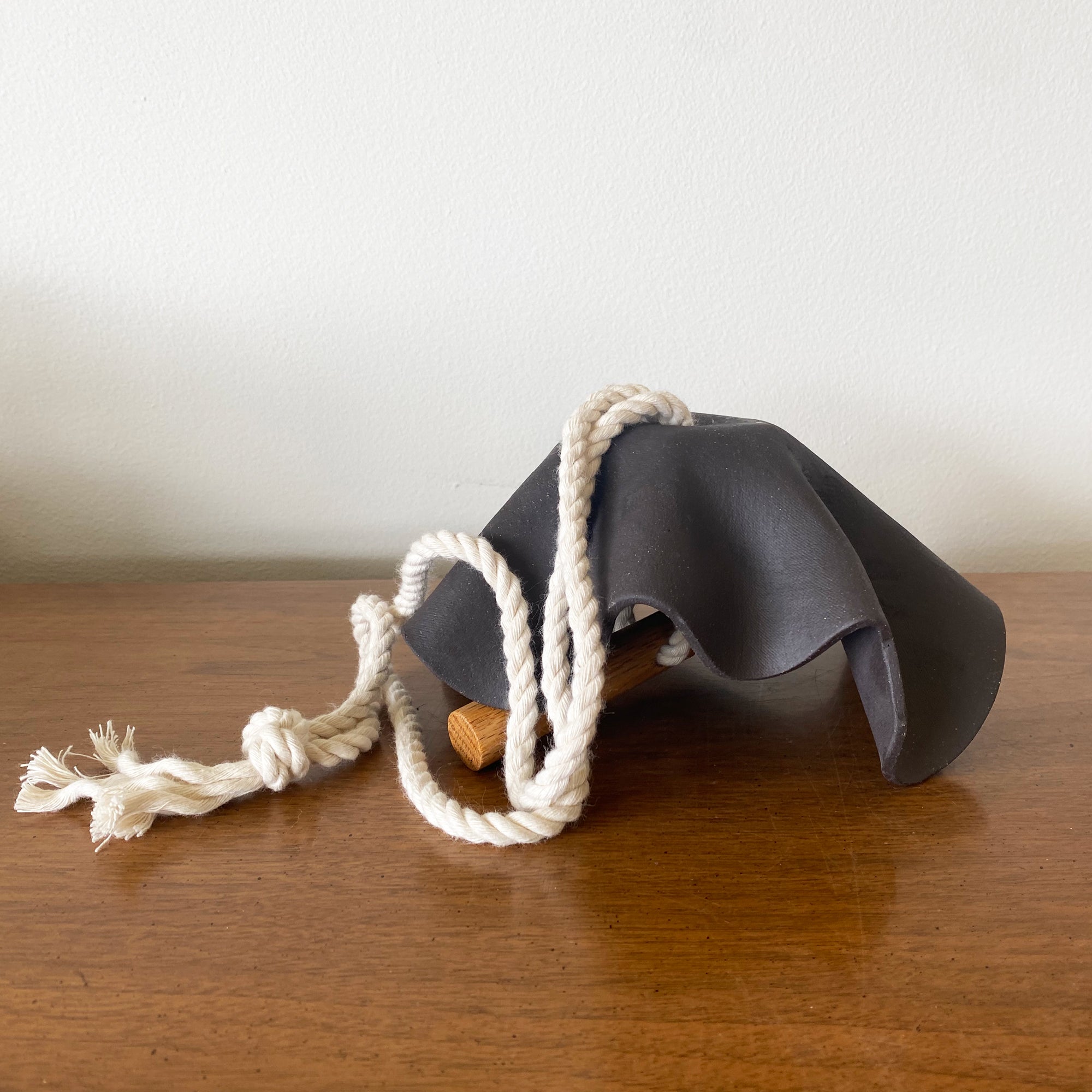 salto-rufflebell-4 Ruffle Bell - Black - Image 1