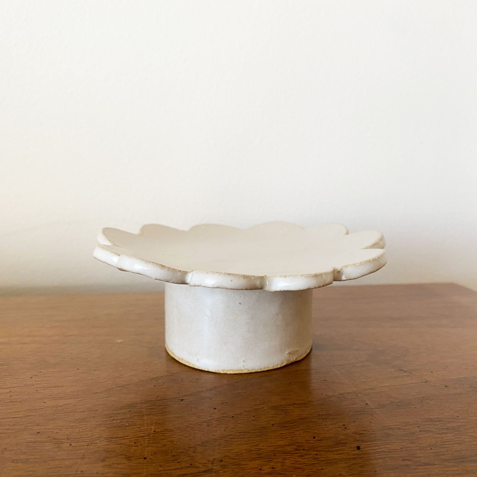 salto-scallopcupcake1 Petite Scalloped Pedestal Plate - Image 1