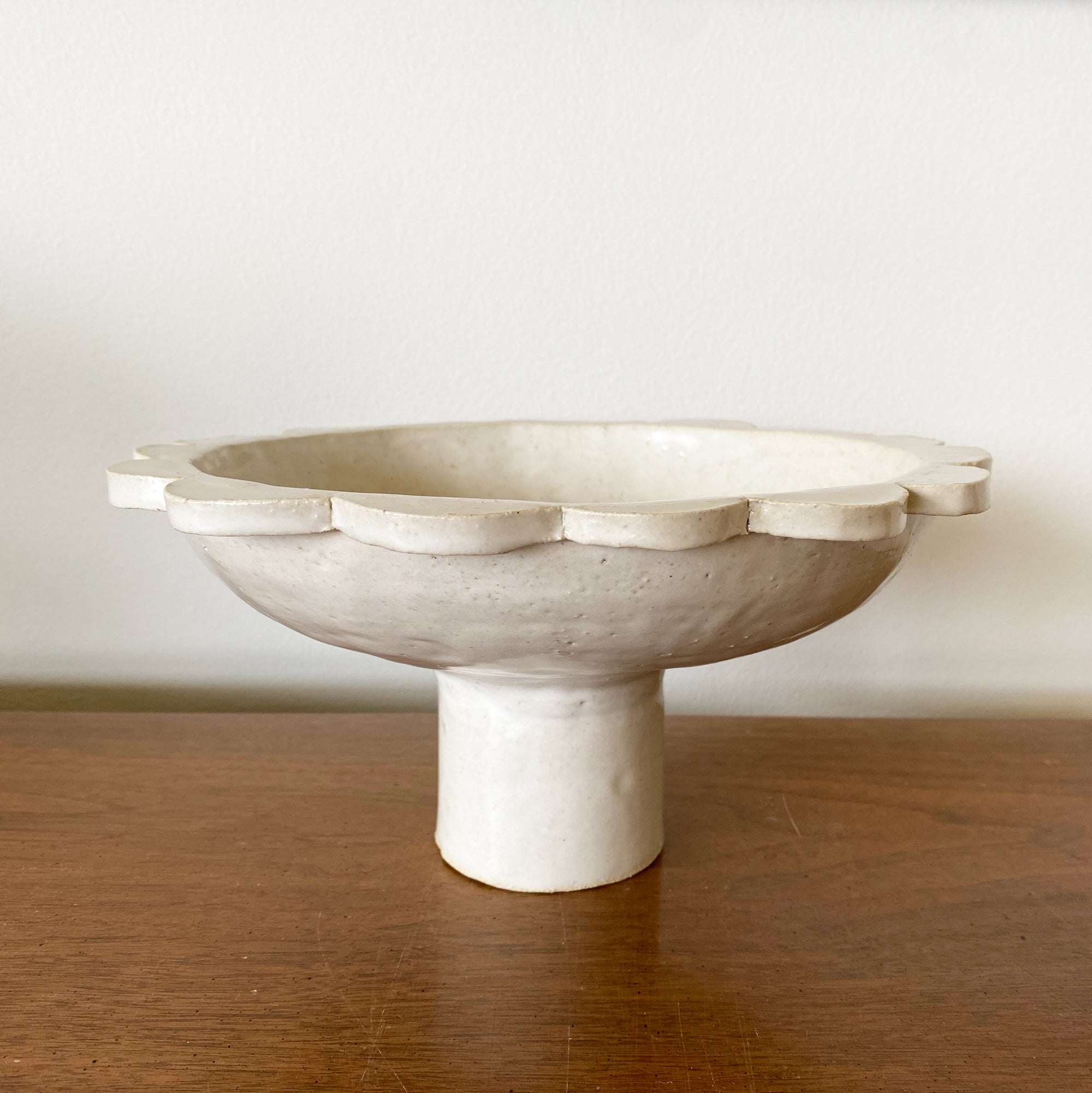 salto-scallopped-3 Scalloped Edge Pedestal - White - Image 1