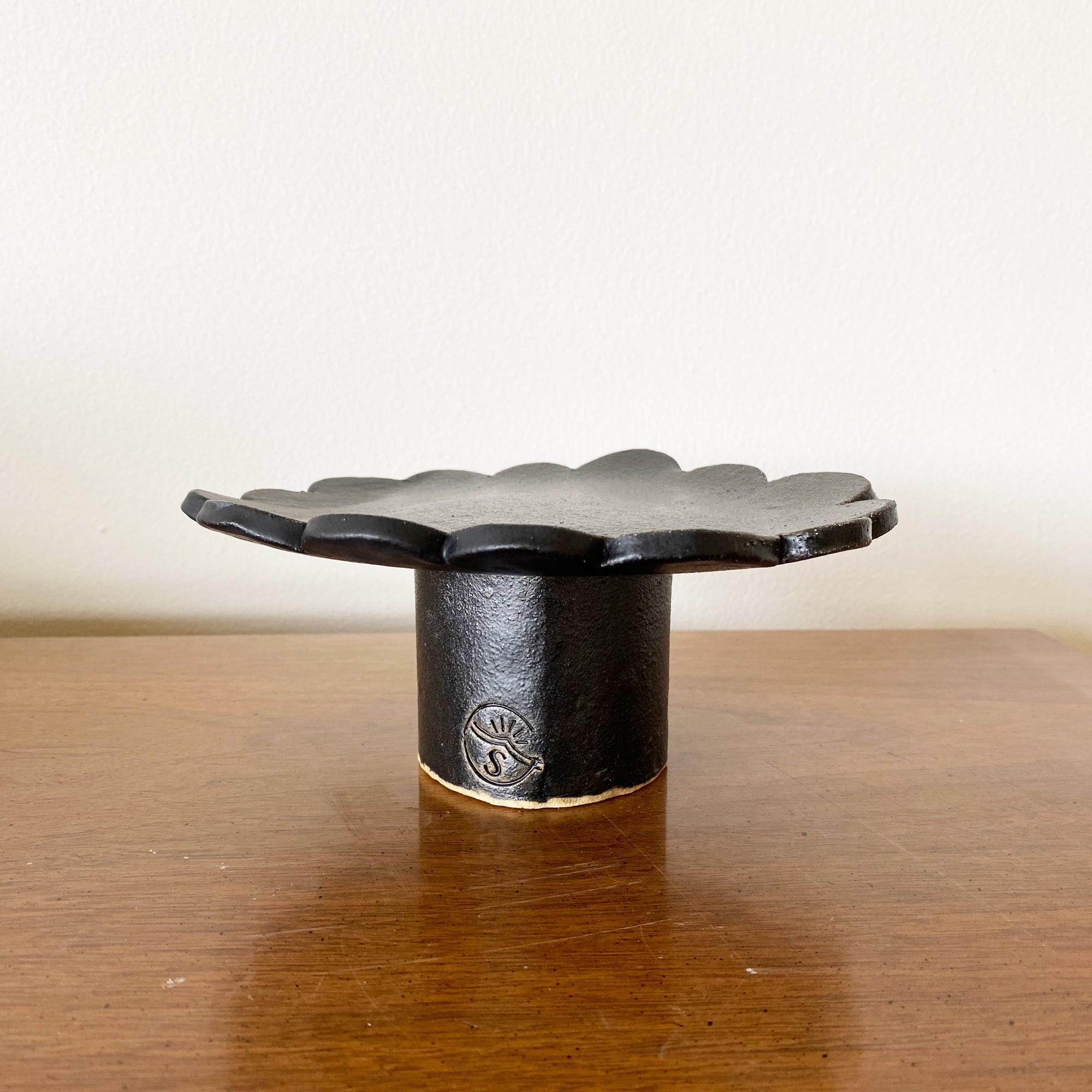 salto-small-scallop1 Scalloped Pedestal Plate - Black - Image 1