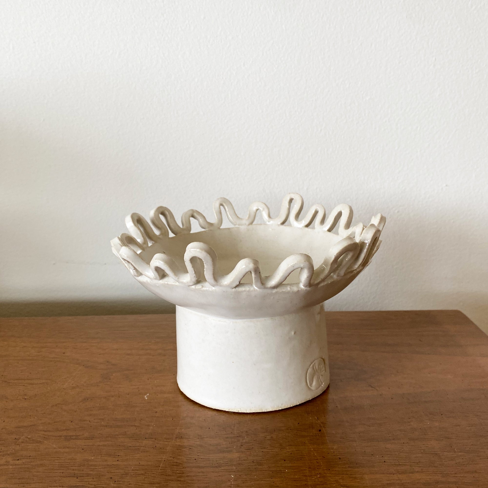 salto-smped-3 Small Ribbon Edge Pedestal - Image 1