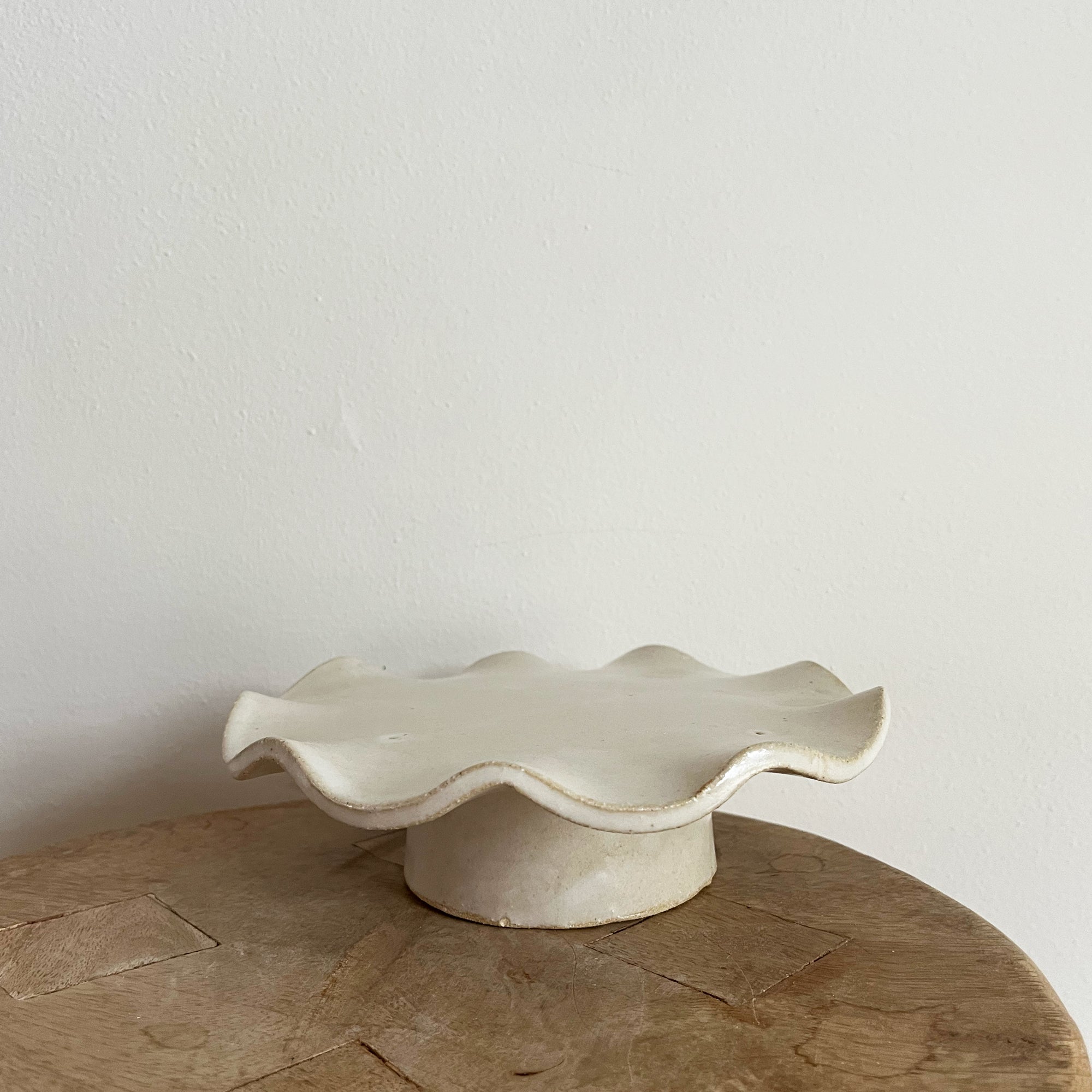 salto-smruffleped-3 OOPS! Small Ruffle Pedestal Plate - Image 1