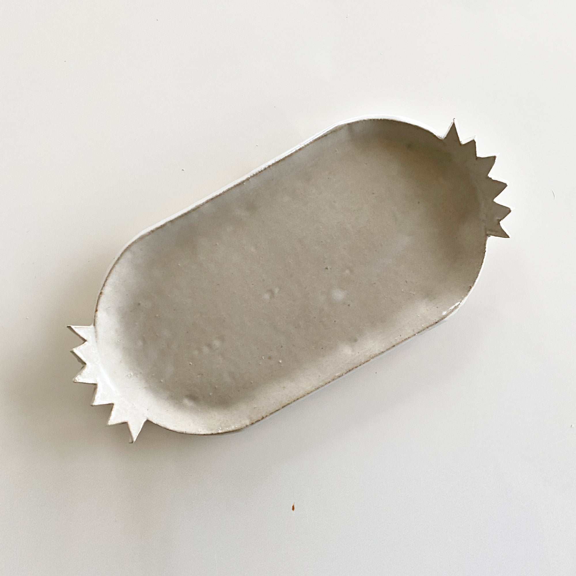 salto-tray-pill-spikes2 Pill Shaped Tray with Spikes - White - Image 1