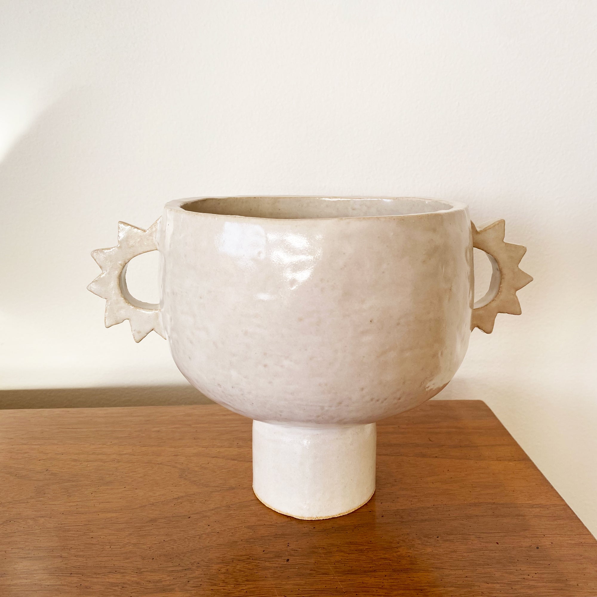 salto-trophy3 Spikey Handled Pedestal Bowl - White - Image 1