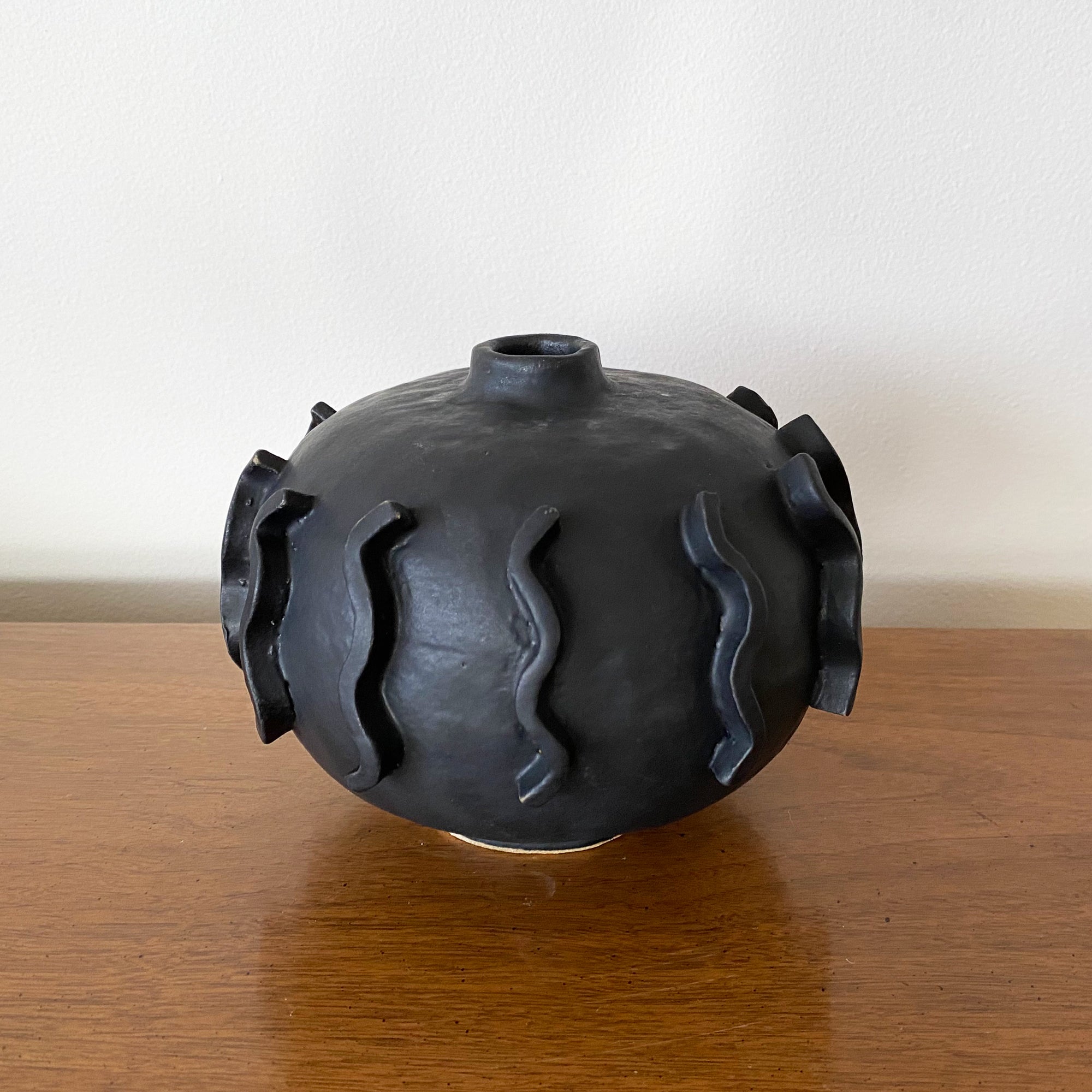 salto-wiggles-vase4 Wiggles Round Vase - Black - Image 1