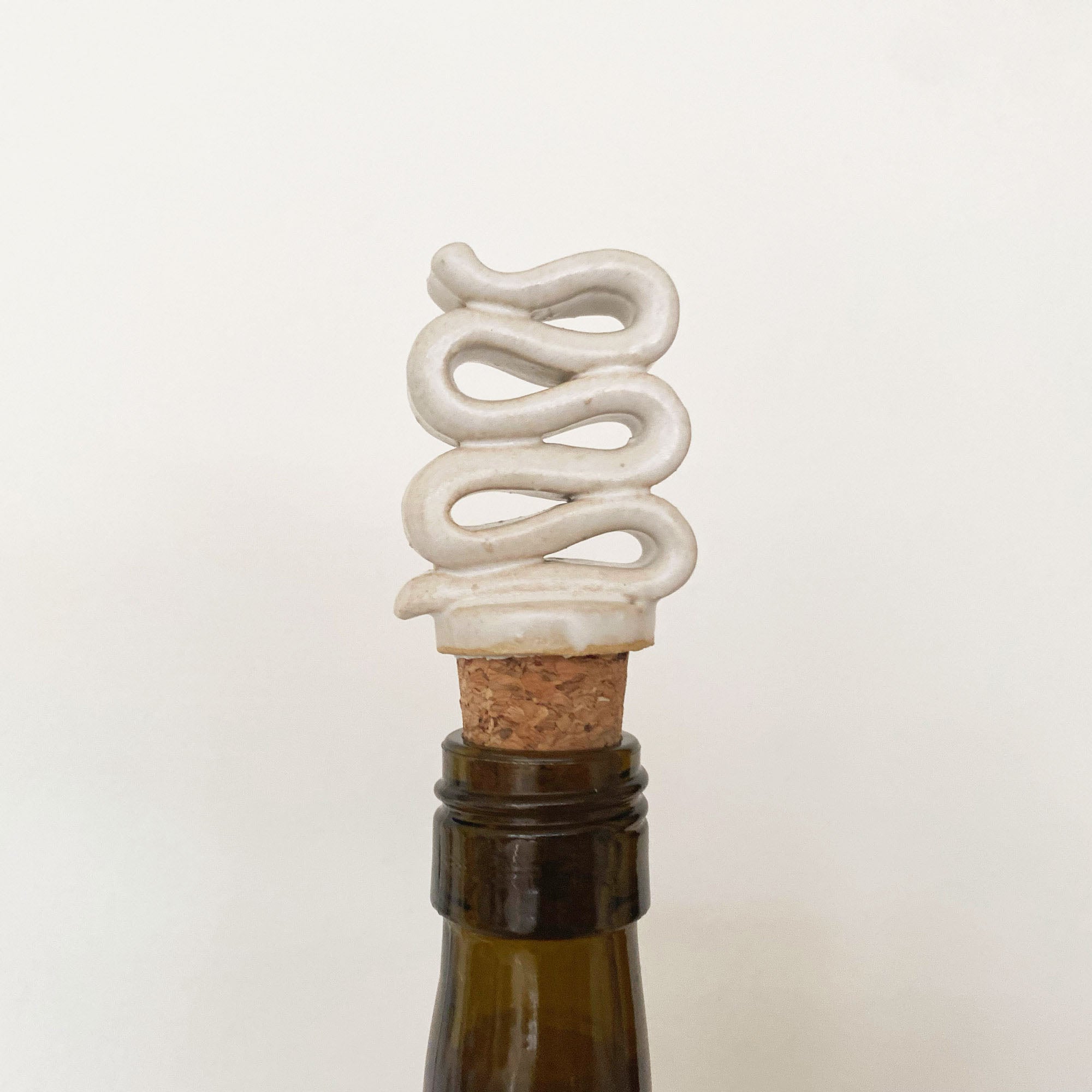salto-winetopper-ribbon1 CELINA Ribbon Swirl Wine Topper - Image 1